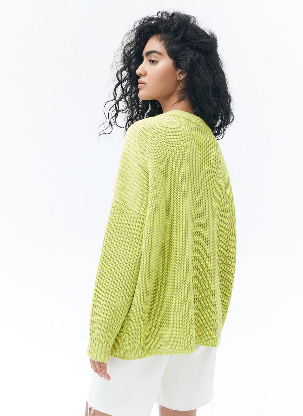 Хлопковый свитер крупной вязки. Модель свободного силуэта, с круглой горловиной. Легко вписывается в весенний гардероб. Материал дышит и позволяет поддерживать оптимальный температурный режим. Мы рекомендуем носить его как самостоятельно, так и надеть под него футболку или рубашку. Это одна из наших любимых моделей для прогулок или уютных посиделок с подругой.