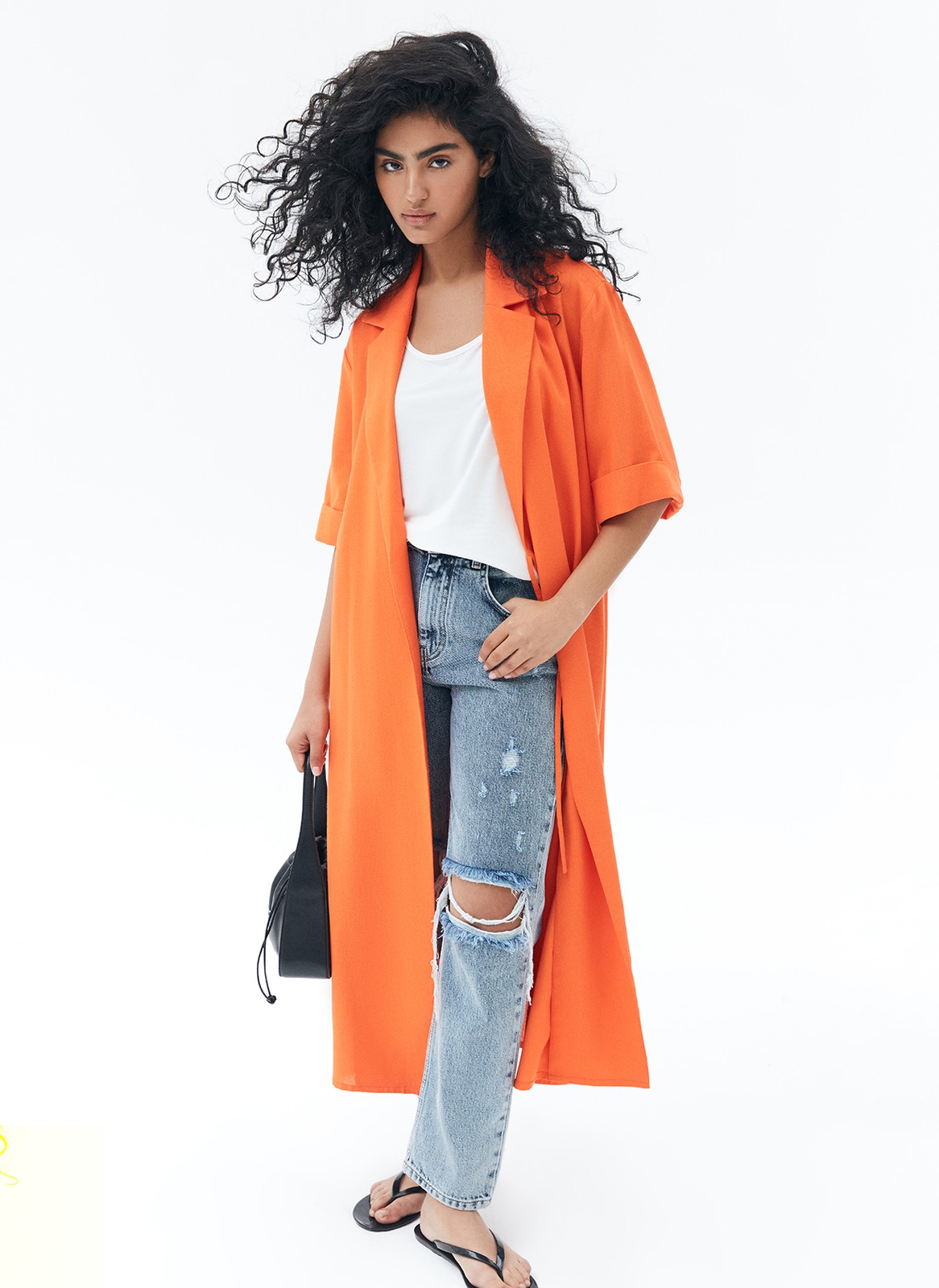 Платье миди изо льна, цвет: ОРАНЖЕВЫЙ Allweneed
Платье-халат длины миди изо льна. Отложной воротник, широкие рукава и пояс в тон платья для акцента на талии. Мы выполнили изделие из нежаркой и приятной к телу ткани, прекрасно подходящей для прогулки в тёплую погоду. Благодаря крою создаётся свобода в движениях и эффект летящей походки. Эту модель мы носим как лёгкий кардиган вместе с топами или самостоятельно как платье на каждый день лета. Вы уже представили, как прогуливаетесь в нем между апельсиновых деревьев где-нибудь на юге?