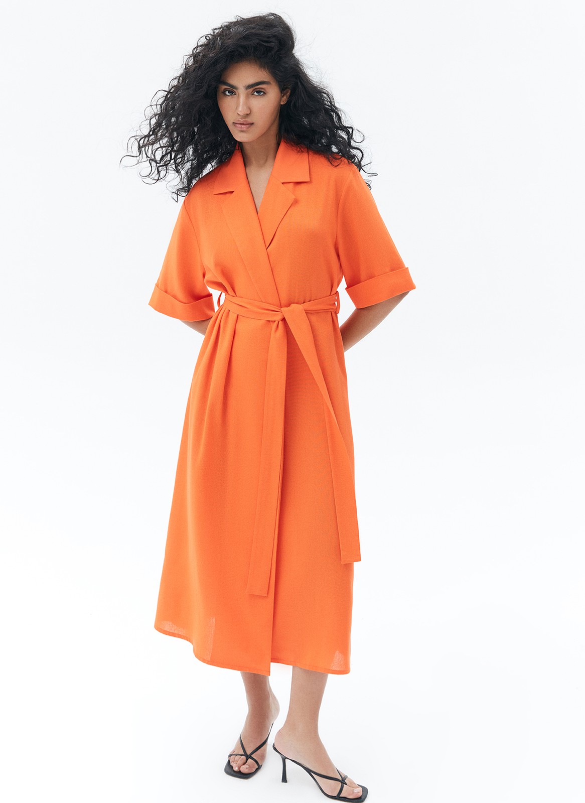 Платье миди изо льна, цвет: ОРАНЖЕВЫЙ Allweneed
Платье-халат длины миди изо льна. Отложной воротник, широкие рукава и пояс в тон платья для акцента на талии. Мы выполнили изделие из нежаркой и приятной к телу ткани, прекрасно подходящей для прогулки в тёплую погоду. Благодаря крою создаётся свобода в движениях и эффект летящей походки. Эту модель мы носим как лёгкий кардиган вместе с топами или самостоятельно как платье на каждый день лета. Вы уже представили, как прогуливаетесь в нем между апельсиновых деревьев где-нибудь на юге?