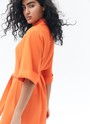 Платье миди изо льна, цвет: ОРАНЖЕВЫЙ Allweneed
Платье-халат длины миди изо льна. Отложной воротник, широкие рукава и пояс в тон платья для акцента на талии. Мы выполнили изделие из нежаркой и приятной к телу ткани, прекрасно подходящей для прогулки в тёплую погоду. Благодаря крою создаётся свобода в движениях и эффект летящей походки. Эту модель мы носим как лёгкий кардиган вместе с топами или самостоятельно как платье на каждый день лета. Вы уже представили, как прогуливаетесь в нем между апельсиновых деревьев где-нибудь на юге?