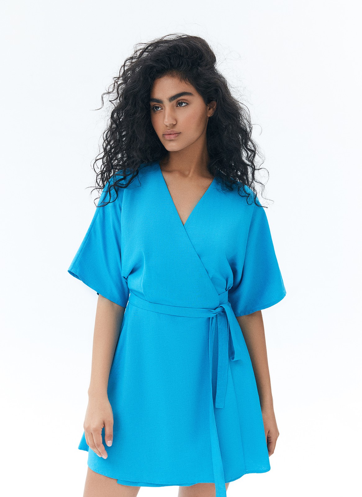 Платье с запахом мини, цвет: голубой Allweneed
Платье длины мини из вискозы и льна. Модель с запахом на уровне талии для правильного акцента. Широкие рукава позволяют ощущать свободу в движении. Запах формирует красивый v-образный вырез. Лёгкое платье, в котором можно насладиться закатом на море или собраться с подругами на летней веранде.