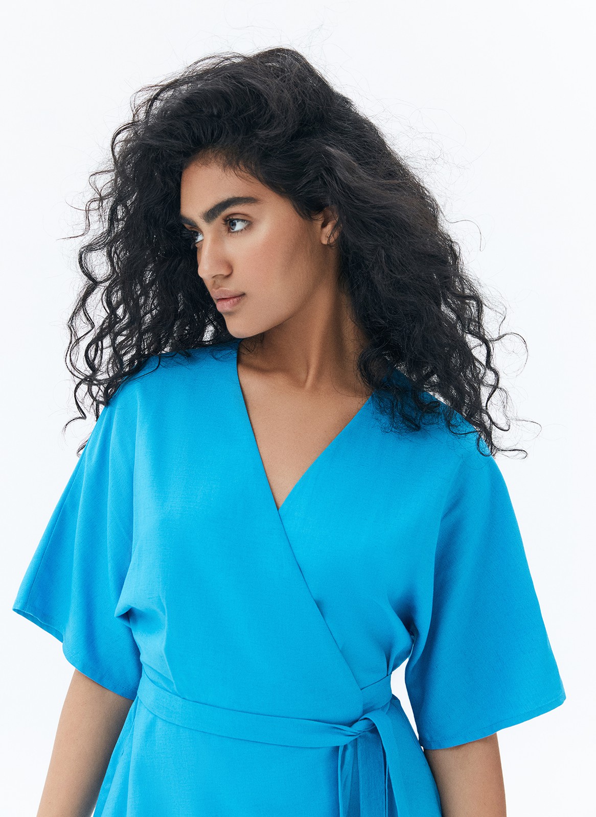 Платье с запахом мини, цвет: голубой Allweneed
Платье длины мини из вискозы и льна. Модель с запахом на уровне талии для правильного акцента. Широкие рукава позволяют ощущать свободу в движении. Запах формирует красивый v-образный вырез. Лёгкое платье, в котором можно насладиться закатом на море или собраться с подругами на летней веранде.