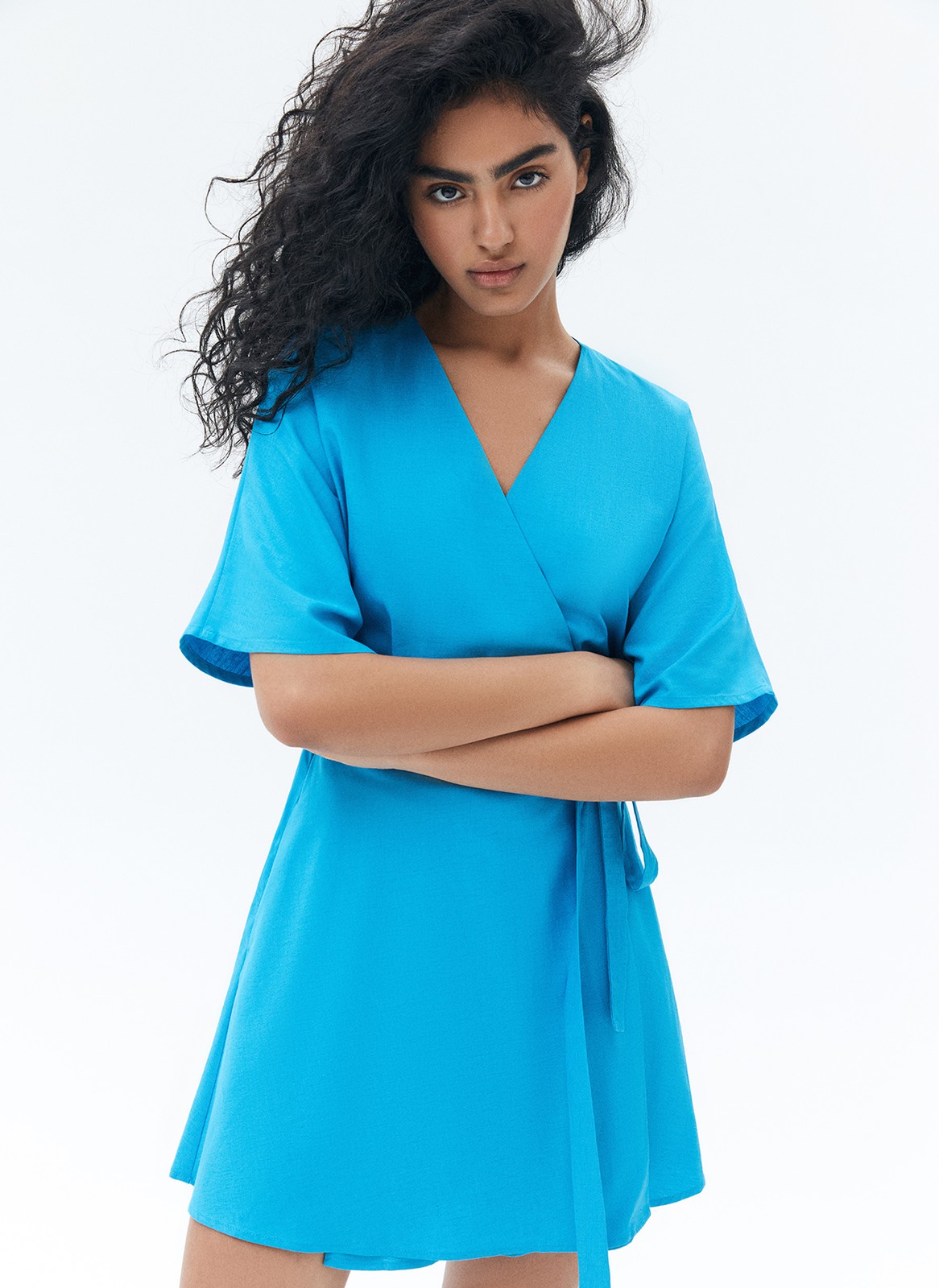 Платье с запахом мини, цвет: голубой Allweneed
Платье длины мини из вискозы и льна. Модель с запахом на уровне талии для правильного акцента. Широкие рукава позволяют ощущать свободу в движении. Запах формирует красивый v-образный вырез. Лёгкое платье, в котором можно насладиться закатом на море или собраться с подругами на летней веранде.