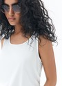


Майка свободного кроя с округлым вырезом. Мягкий к телу, слегка эластичный трикотаж хорошо держит форму. Носите модель под любой верх: жакеты, рубашки или кардиганы. Летом станет отличной заменой футболке.
