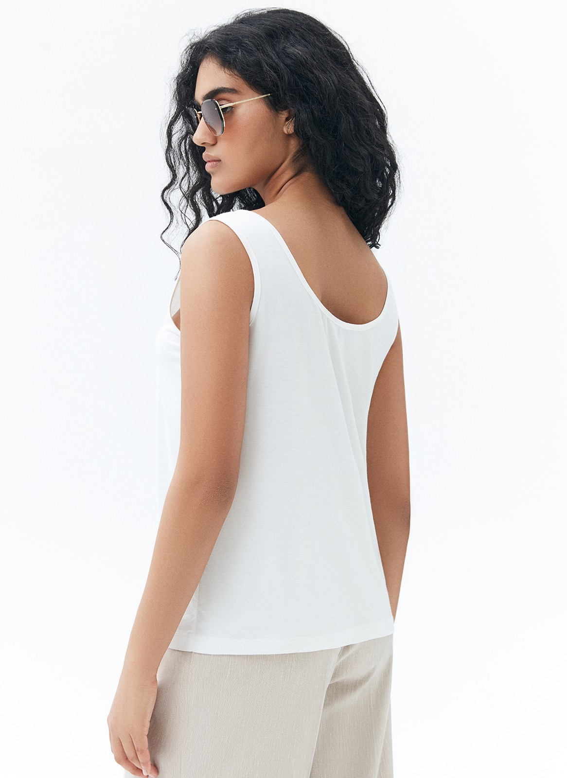 


Майка свободного кроя с округлым вырезом. Мягкий к телу, слегка эластичный трикотаж хорошо держит форму. Носите модель под любой верх: жакеты, рубашки или кардиганы. Летом станет отличной заменой футболке.
