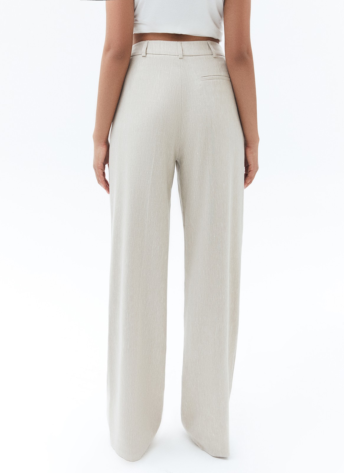 


Брюки на средней посадке полной длины. Скрытая застёжка на молнию. Модель свободного кроя делает силуэт визуально стройнее. Приятная к телу костюмная ткань с добавлением льна хорошо держит форму и обеспечивает правильную посадку по фигуре. Мы рекомендуем сочетать брюки с жакетом из новой коллекции, дополняя комплект броскими украшениями для вечера и лаконичными для офиса.