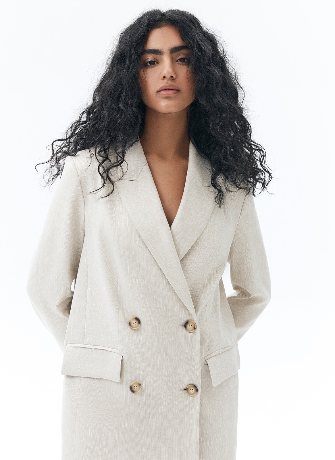 Жакет двубортный oversize, цвет: бежевый Allweneed
Жакет двубортный изо льна. Нежаркая, свободная модель с классической линией плеча, воротником, лацканами и застёжкой на крупные пуговицы. Два базовых кармана с клапаном. Лён прочная натуральная ткань, прекрасно отводящая влагу. Материал охлаждает и дарит приятные тактильные ощущения. Носите жакет с шортам из новой коллекции или с летящими платьями и юбками.