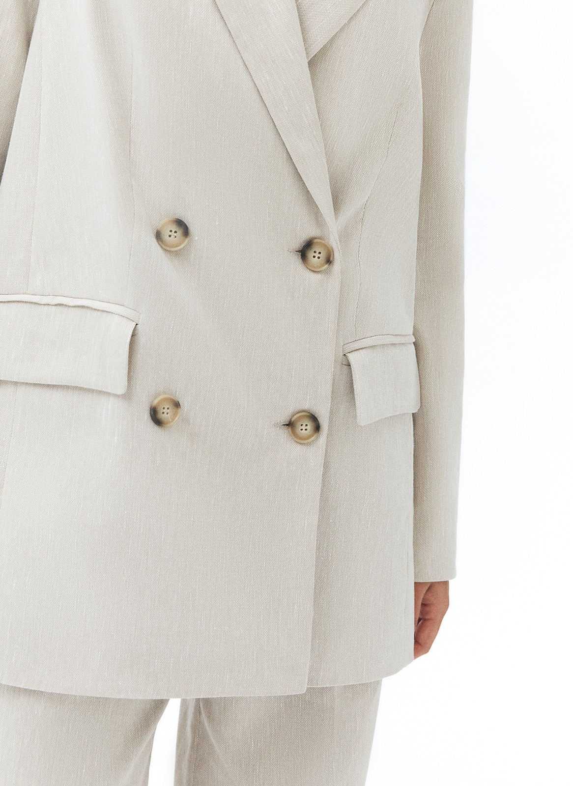 Жакет двубортный oversize, цвет: бежевый Allweneed
Жакет двубортный изо льна. Нежаркая, свободная модель с классической линией плеча, воротником, лацканами и застёжкой на крупные пуговицы. Два базовых кармана с клапаном. Лён прочная натуральная ткань, прекрасно отводящая влагу. Материал охлаждает и дарит приятные тактильные ощущения. Носите жакет с шортам из новой коллекции или с летящими платьями и юбками.