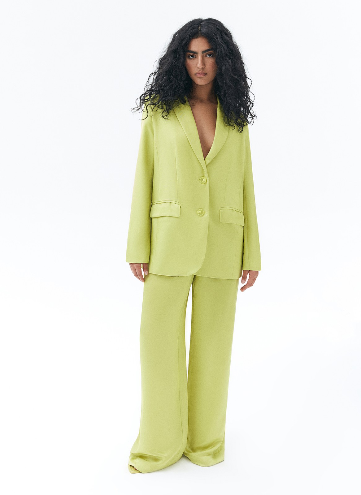 


Жакет прямого кроя. Планка с двумя пуговицами в тон. Классический воротник с лацканами и глубокие карманы с клапаном. Благодаря силуэту жакет отлично смотрится на девушках с разной фигурой. Эта летняя модель, которую мы носим вместе с брюками в тон или с лёгкими платьями и летящими юбками.
Обратите внимание, что вариант в цвете спелого лайма выполнен из ткани с добавлением 30% льна.