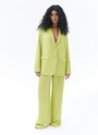 


Жакет прямого кроя. Планка с двумя пуговицами в тон. Классический воротник с лацканами и глубокие карманы с клапаном. Благодаря силуэту жакет отлично смотрится на девушках с разной фигурой. Эта летняя модель, которую мы носим вместе с брюками в тон или с лёгкими платьями и летящими юбками.
Обратите внимание, что вариант в цвете спелого лайма выполнен из ткани с добавлением 30% льна.