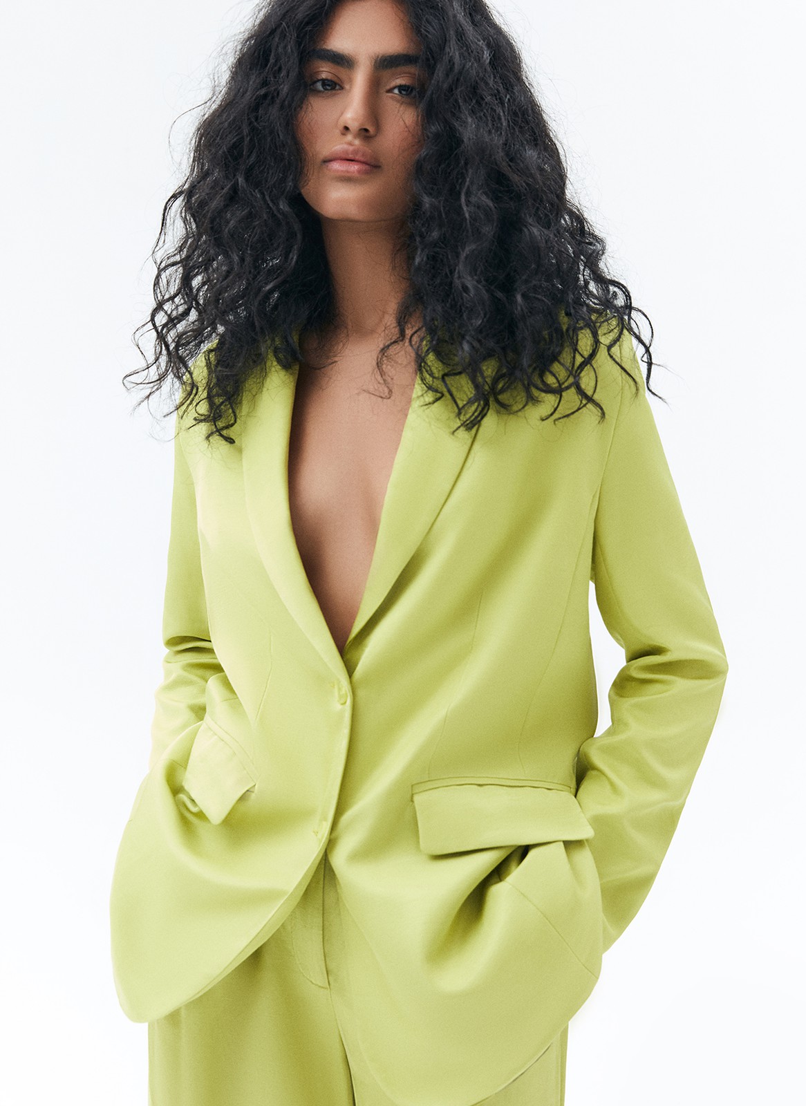 


Жакет прямого кроя. Планка с двумя пуговицами в тон. Классический воротник с лацканами и глубокие карманы с клапаном. Благодаря силуэту жакет отлично смотрится на девушках с разной фигурой. Эта летняя модель, которую мы носим вместе с брюками в тон или с лёгкими платьями и летящими юбками.
Обратите внимание, что вариант в цвете спелого лайма выполнен из ткани с добавлением 30% льна.