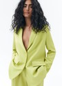 


Жакет прямого кроя. Планка с двумя пуговицами в тон. Классический воротник с лацканами и глубокие карманы с клапаном. Благодаря силуэту жакет отлично смотрится на девушках с разной фигурой. Эта летняя модель, которую мы носим вместе с брюками в тон или с лёгкими платьями и летящими юбками.
Обратите внимание, что вариант в цвете спелого лайма выполнен из ткани с добавлением 30% льна.