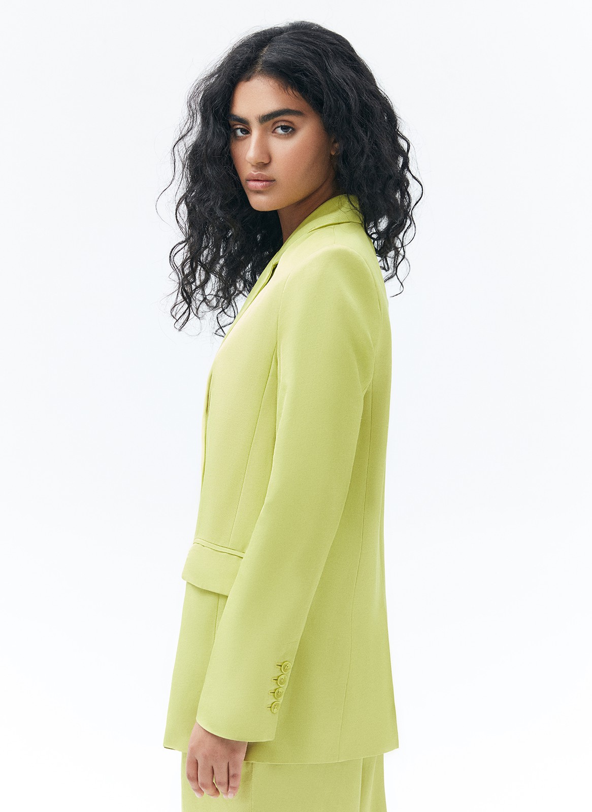 


Жакет прямого кроя. Планка с двумя пуговицами в тон. Классический воротник с лацканами и глубокие карманы с клапаном. Благодаря силуэту жакет отлично смотрится на девушках с разной фигурой. Эта летняя модель, которую мы носим вместе с брюками в тон или с лёгкими платьями и летящими юбками.
Обратите внимание, что вариант в цвете спелого лайма выполнен из ткани с добавлением 30% льна.