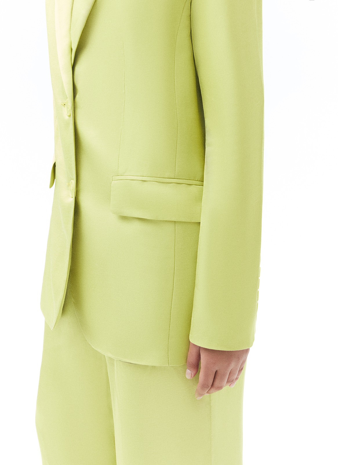 


Жакет прямого кроя. Планка с двумя пуговицами в тон. Классический воротник с лацканами и глубокие карманы с клапаном. Благодаря силуэту жакет отлично смотрится на девушках с разной фигурой. Эта летняя модель, которую мы носим вместе с брюками в тон или с лёгкими платьями и летящими юбками.
Обратите внимание, что вариант в цвете спелого лайма выполнен из ткани с добавлением 30% льна.