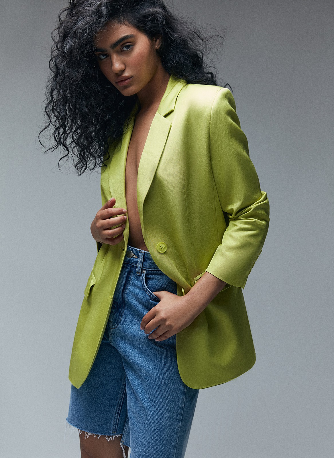 


Жакет прямого кроя. Планка с двумя пуговицами в тон. Классический воротник с лацканами и глубокие карманы с клапаном. Благодаря силуэту жакет отлично смотрится на девушках с разной фигурой. Эта летняя модель, которую мы носим вместе с брюками в тон или с лёгкими платьями и летящими юбками.
Обратите внимание, что вариант в цвете спелого лайма выполнен из ткани с добавлением 30% льна.