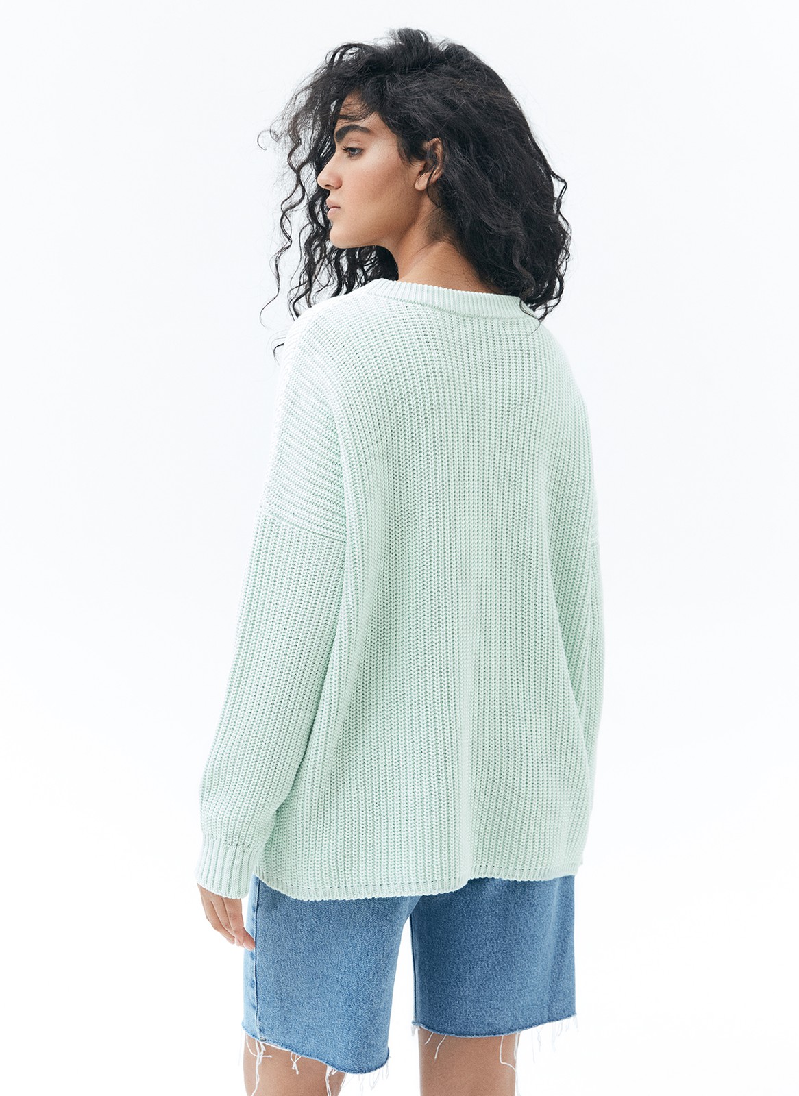 Свитер oversize, цвет: фисташковый Allweneed Хлопковый свитер крупной вязки. Модель свободного силуэта, с круглой горловиной. Легко вписывается в весенний гардероб. Материал дышит и позволяет поддерживать оптимальный температурный режим. Мы рекомендуем носить его как самостоятельно, так и надеть под него футболку или рубашку. Это одна из наших любимых моделей для прогулок или уютных посиделок с подругой.
