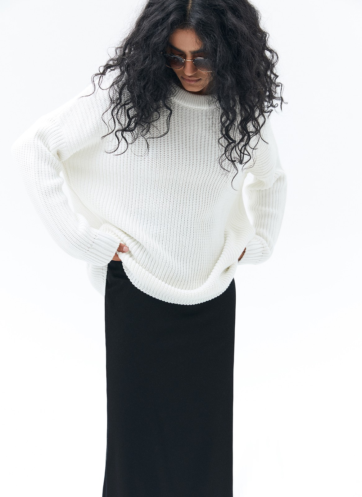 Хлопковый свитер крупной вязки. Модель свободного силуэта, с круглой горловиной. Легко вписывается в весенний гардероб. Материал дышит и позволяет поддерживать оптимальный температурный режим. Мы рекомендуем носить его как самостоятельно, так и надеть под него футболку или рубашку. Это одна из наших любимых моделей для прогулок или уютных посиделок с подругой.