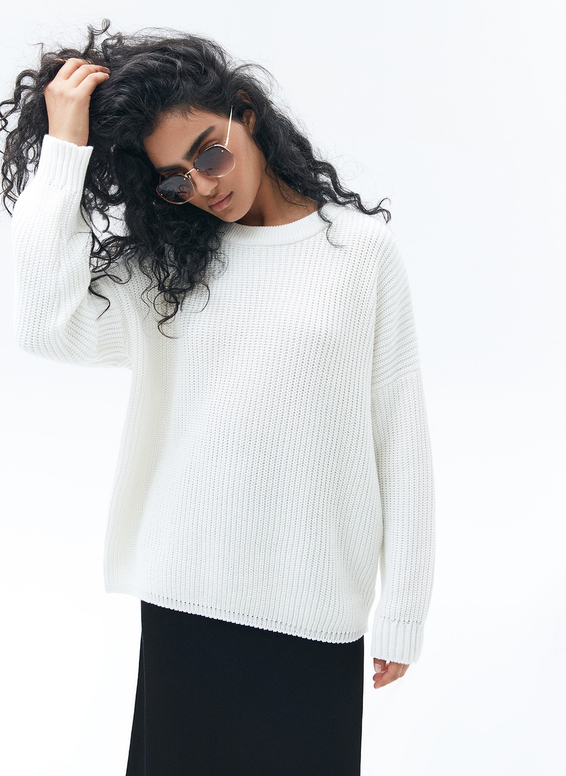 Хлопковый свитер крупной вязки. Модель свободного силуэта, с круглой горловиной. Легко вписывается в весенний гардероб. Материал дышит и позволяет поддерживать оптимальный температурный режим. Мы рекомендуем носить его как самостоятельно, так и надеть под него футболку или рубашку. Это одна из наших любимых моделей для прогулок или уютных посиделок с подругой.