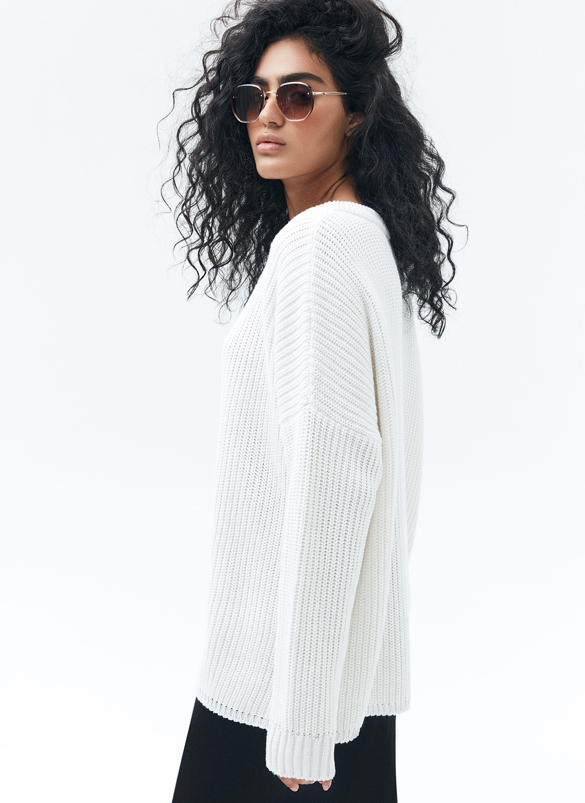 Хлопковый свитер крупной вязки. Модель свободного силуэта, с круглой горловиной. Легко вписывается в весенний гардероб. Материал дышит и позволяет поддерживать оптимальный температурный режим. Мы рекомендуем носить его как самостоятельно, так и надеть под него футболку или рубашку. Это одна из наших любимых моделей для прогулок или уютных посиделок с подругой.