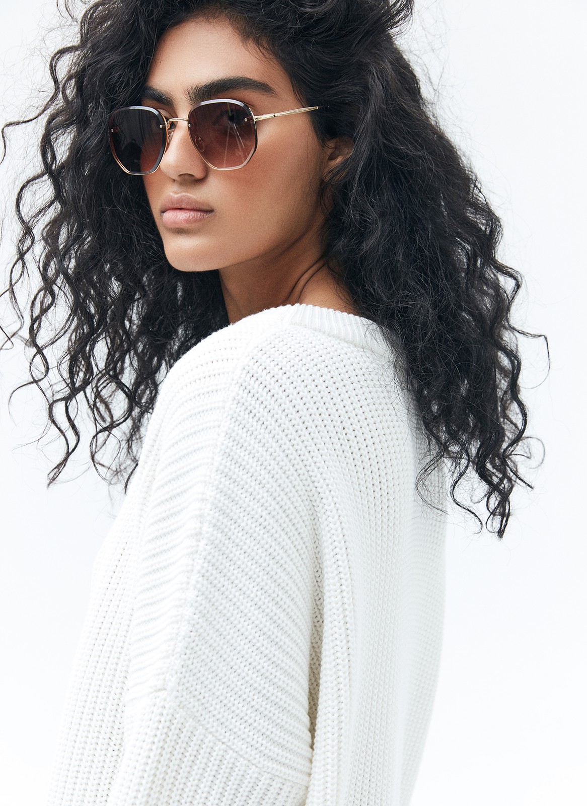 Хлопковый свитер крупной вязки. Модель свободного силуэта, с круглой горловиной. Легко вписывается в весенний гардероб. Материал дышит и позволяет поддерживать оптимальный температурный режим. Мы рекомендуем носить его как самостоятельно, так и надеть под него футболку или рубашку. Это одна из наших любимых моделей для прогулок или уютных посиделок с подругой.