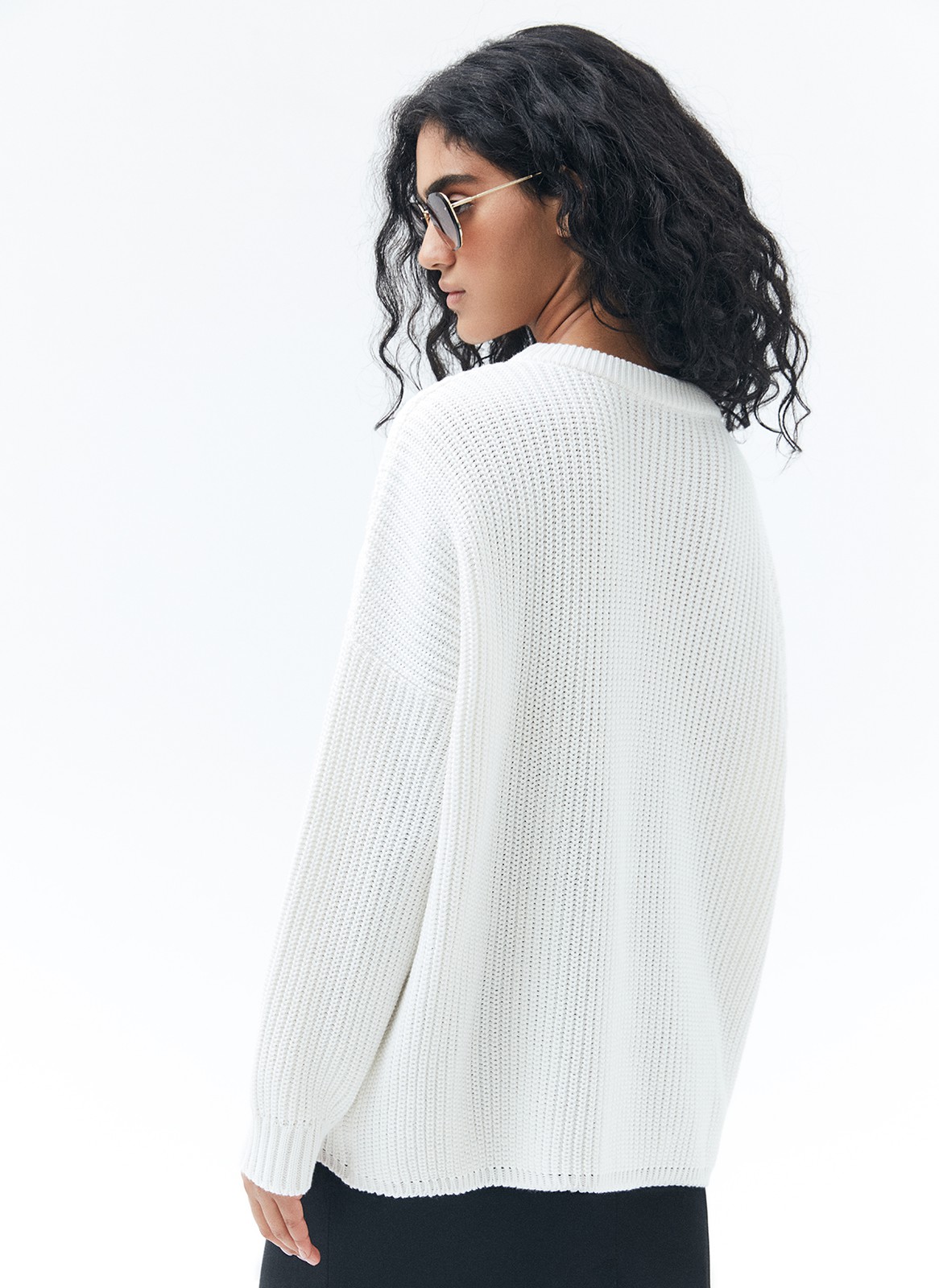 Хлопковый свитер крупной вязки. Модель свободного силуэта, с круглой горловиной. Легко вписывается в весенний гардероб. Материал дышит и позволяет поддерживать оптимальный температурный режим. Мы рекомендуем носить его как самостоятельно, так и надеть под него футболку или рубашку. Это одна из наших любимых моделей для прогулок или уютных посиделок с подругой.