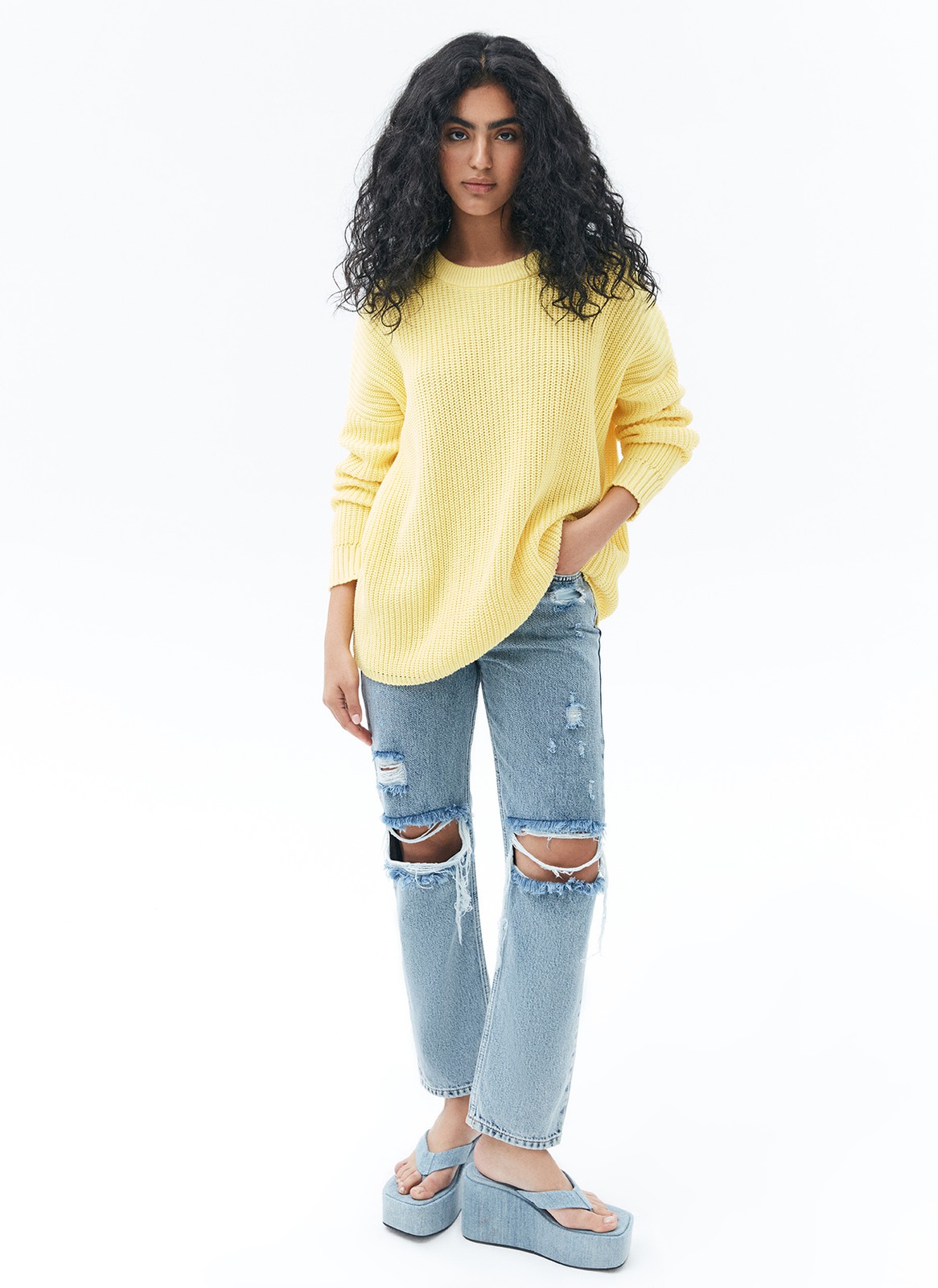 Свитер oversize, цвет: желтый Allweneed Хлопковый свитер крупной вязки. Модель свободного силуэта, с круглой горловиной. Легко вписывается в весенний гардероб. Материал дышит и позволяет поддерживать оптимальный температурный режим. Мы рекомендуем носить его как самостоятельно, так и надеть под него футболку или рубашку. Это одна из наших любимых моделей для прогулок или уютных посиделок с подругой.