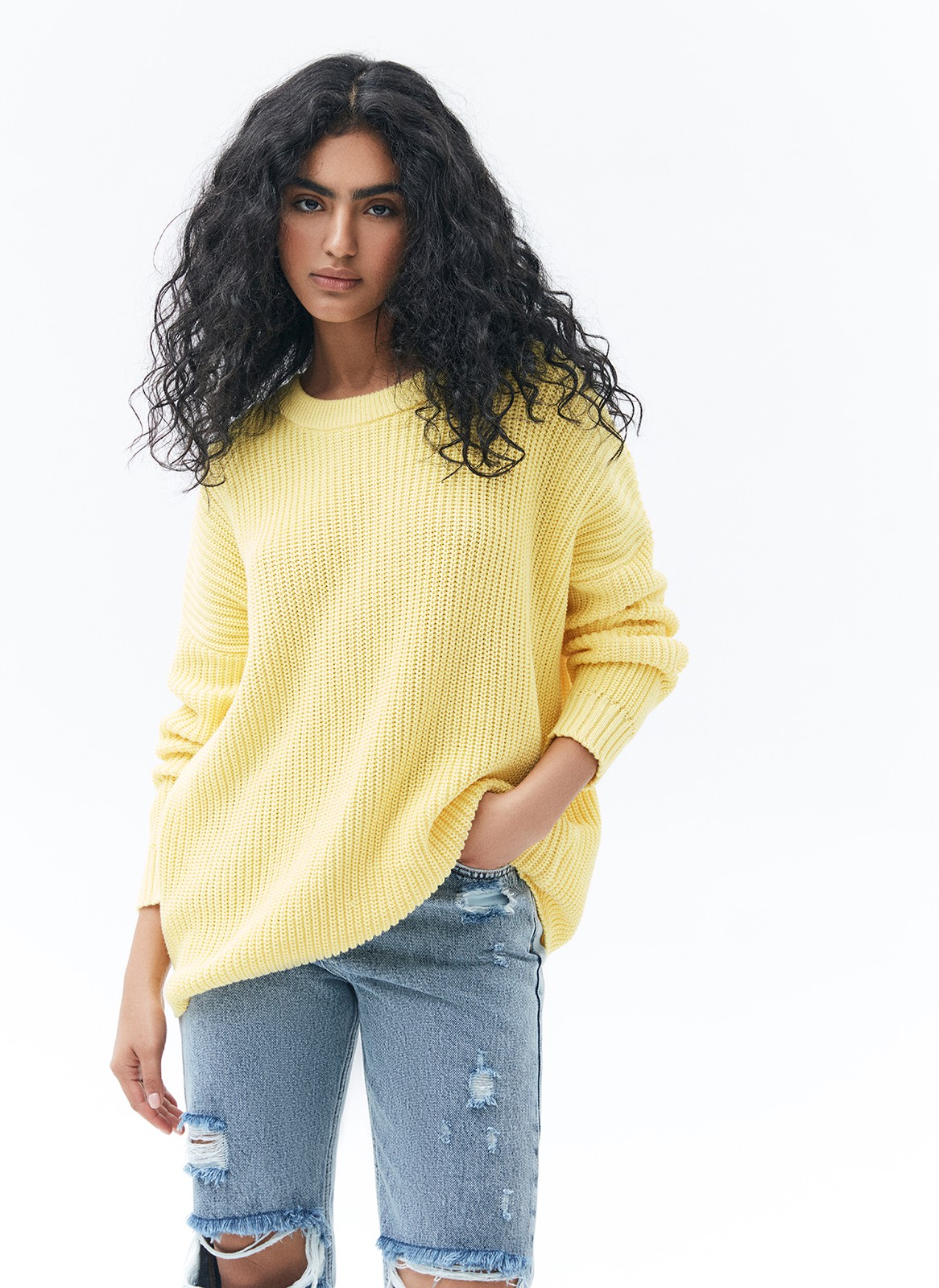 Свитер oversize, цвет: желтый Allweneed Хлопковый свитер крупной вязки. Модель свободного силуэта, с круглой горловиной. Легко вписывается в весенний гардероб. Материал дышит и позволяет поддерживать оптимальный температурный режим. Мы рекомендуем носить его как самостоятельно, так и надеть под него футболку или рубашку. Это одна из наших любимых моделей для прогулок или уютных посиделок с подругой.