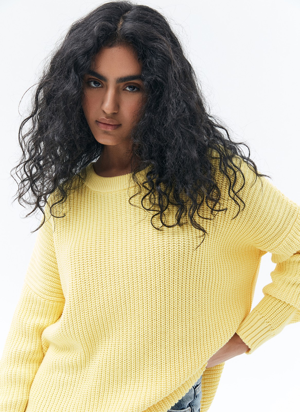 Свитер oversize, цвет: желтый Allweneed Хлопковый свитер крупной вязки. Модель свободного силуэта, с круглой горловиной. Легко вписывается в весенний гардероб. Материал дышит и позволяет поддерживать оптимальный температурный режим. Мы рекомендуем носить его как самостоятельно, так и надеть под него футболку или рубашку. Это одна из наших любимых моделей для прогулок или уютных посиделок с подругой.