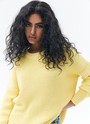 Свитер oversize, цвет: желтый Allweneed Хлопковый свитер крупной вязки. Модель свободного силуэта, с круглой горловиной. Легко вписывается в весенний гардероб. Материал дышит и позволяет поддерживать оптимальный температурный режим. Мы рекомендуем носить его как самостоятельно, так и надеть под него футболку или рубашку. Это одна из наших любимых моделей для прогулок или уютных посиделок с подругой.