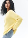 Свитер oversize, цвет: желтый Allweneed Хлопковый свитер крупной вязки. Модель свободного силуэта, с круглой горловиной. Легко вписывается в весенний гардероб. Материал дышит и позволяет поддерживать оптимальный температурный режим. Мы рекомендуем носить его как самостоятельно, так и надеть под него футболку или рубашку. Это одна из наших любимых моделей для прогулок или уютных посиделок с подругой.