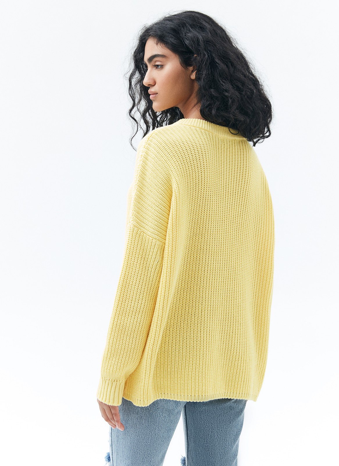 Свитер oversize, цвет: желтый Allweneed Хлопковый свитер крупной вязки. Модель свободного силуэта, с круглой горловиной. Легко вписывается в весенний гардероб. Материал дышит и позволяет поддерживать оптимальный температурный режим. Мы рекомендуем носить его как самостоятельно, так и надеть под него футболку или рубашку. Это одна из наших любимых моделей для прогулок или уютных посиделок с подругой.