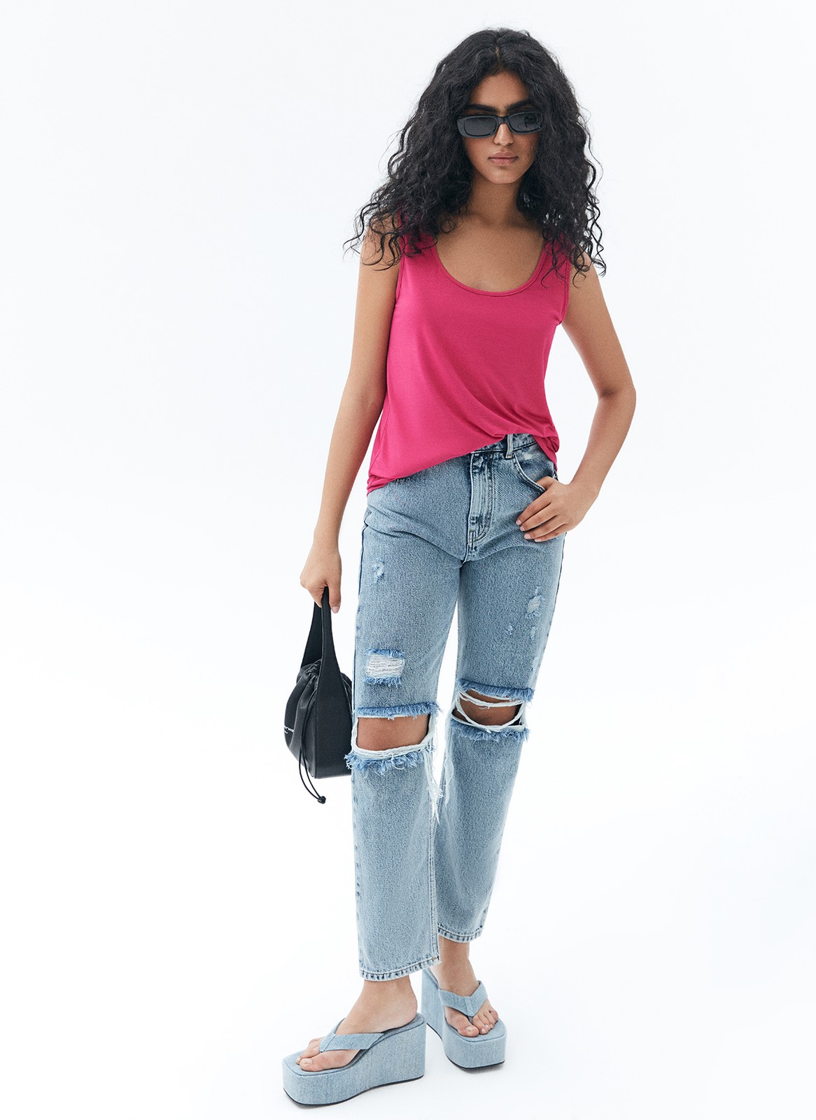 Свободная майка, цвет: Темно-розовый Allweneed
Майка свободного кроя с округлым вырезом. Мягкий к телу, слегка эластичный трикотаж хорошо держит форму. Носите модель под любой верх: жакеты, рубашки или кардиганы. Летом станет отличной заменой футболке.