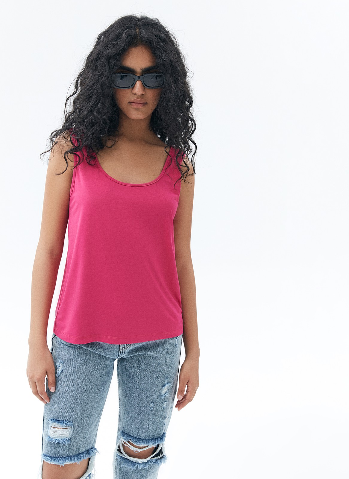 Свободная майка, цвет: Темно-розовый Allweneed
Майка свободного кроя с округлым вырезом. Мягкий к телу, слегка эластичный трикотаж хорошо держит форму. Носите модель под любой верх: жакеты, рубашки или кардиганы. Летом станет отличной заменой футболке.