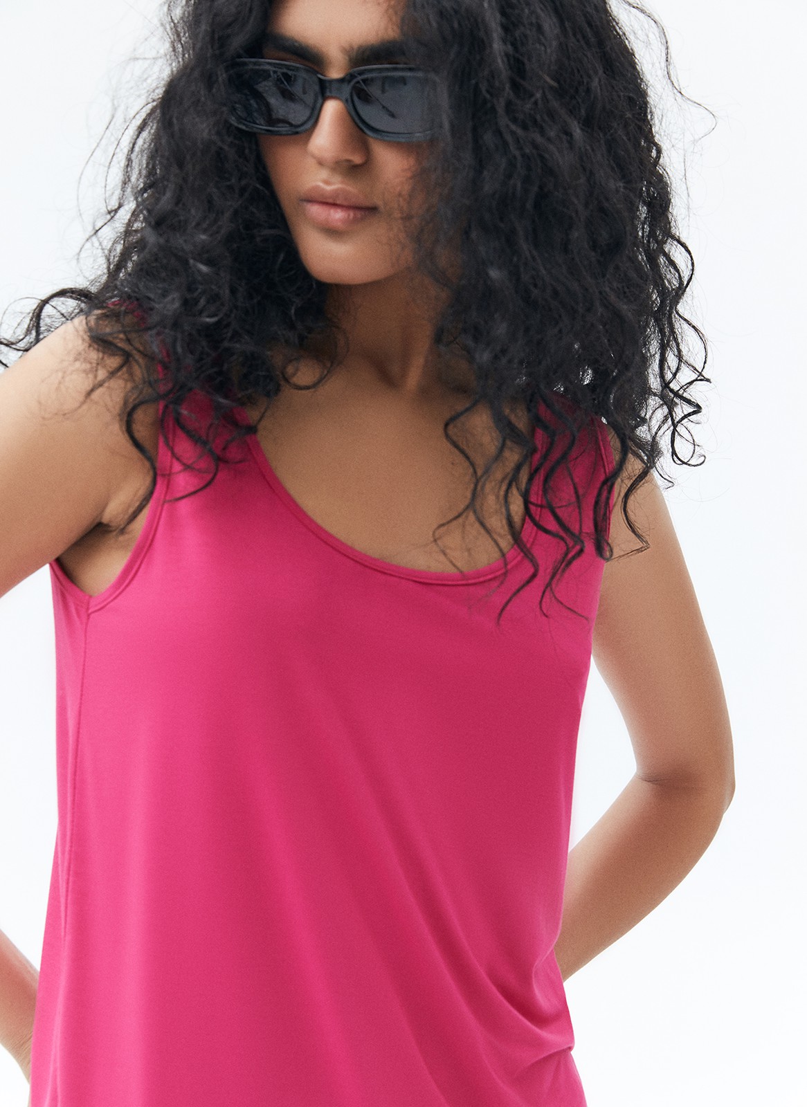 Свободная майка, цвет: Темно-розовый Allweneed
Майка свободного кроя с округлым вырезом. Мягкий к телу, слегка эластичный трикотаж хорошо держит форму. Носите модель под любой верх: жакеты, рубашки или кардиганы. Летом станет отличной заменой футболке.