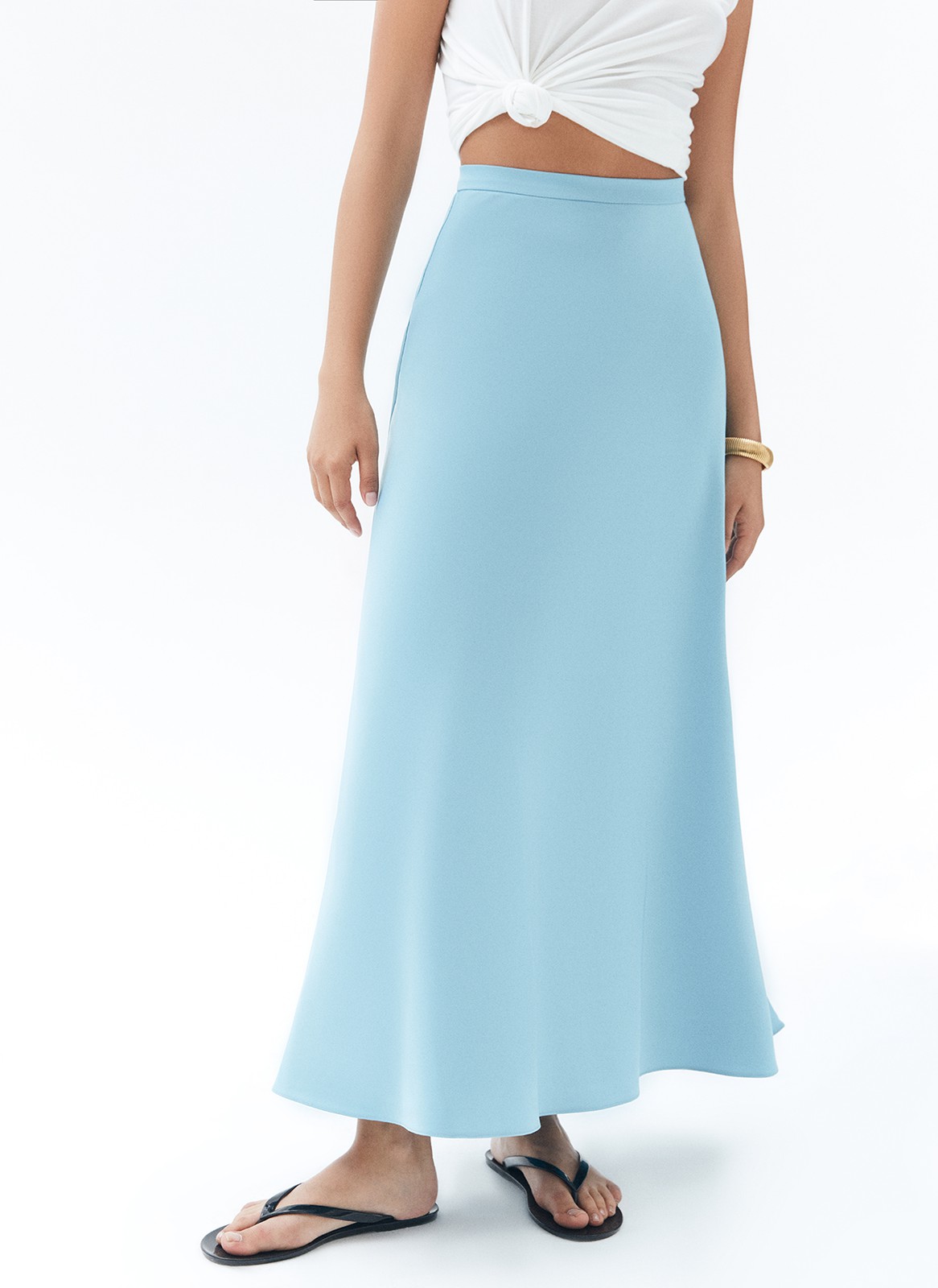 Юбка миди по косой, цвет: серо-голубой Allweneed
Летящая юбка длины миди из вискозы. Актуальный крой по косой безупречно садится на любую фигуру. Мы спрятали молнию в боковой шов для вашего удобства. Ткань имеет лёгкий сатиновый блеск и красиво струится при ходьбе, напоминая натуральный шёлк. Носите юбку с блузами, топами и рубашками.