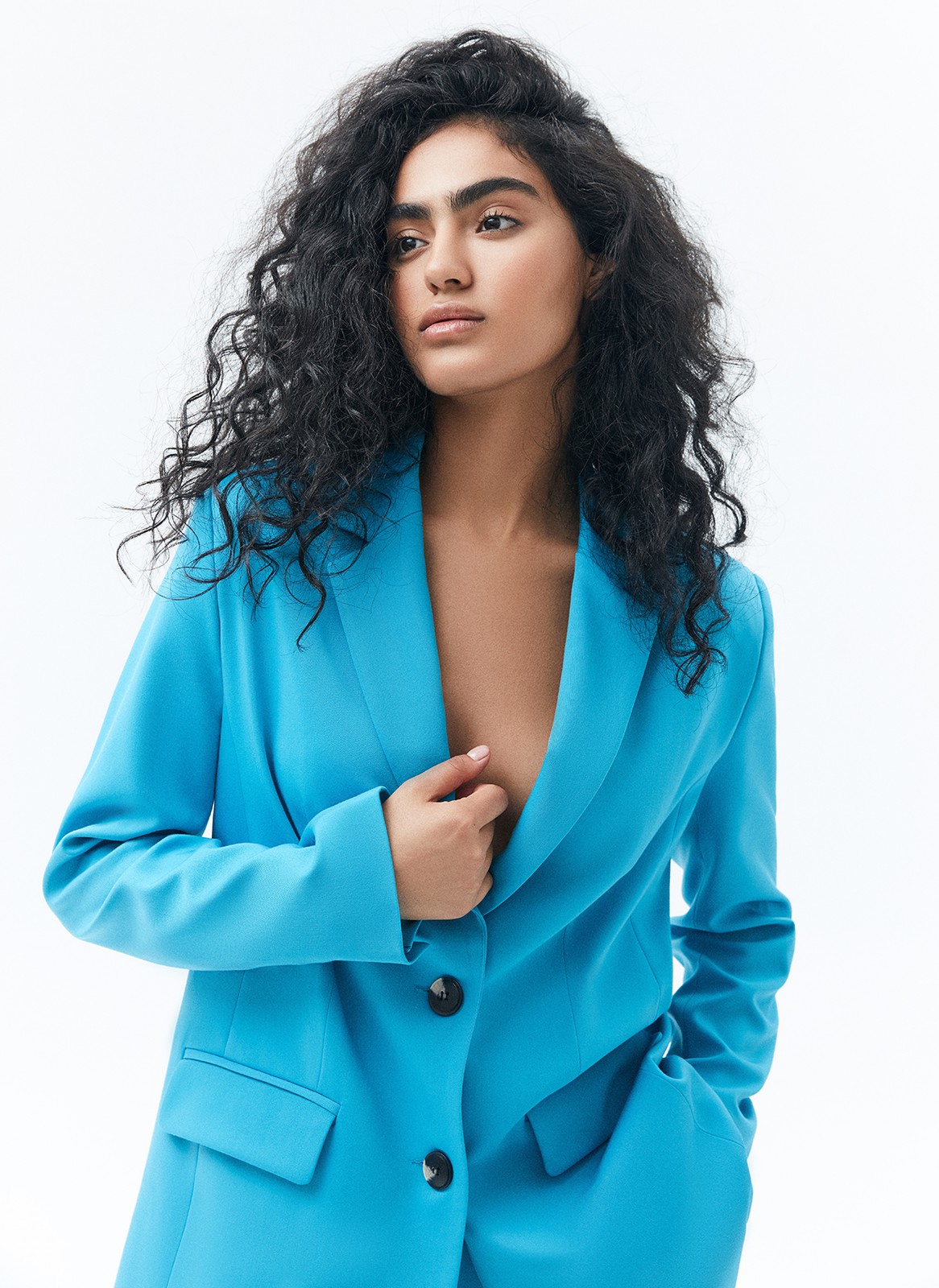 Жакет прямой из костюмной ткани, цвет: бирюзовый Allweneed Жакет прямого кроя. Планка с двумя пуговицами в тон. Классический воротник с лацканами и глубокие карманы с клапаном. Благодаря силуэту жакет отлично смотрится на девушках с разной фигурой. Эта летняя модель, которую мы носим вместе с брюками в тон или с лёгкими платьями и летящими юбками.
Обратите внимание, что вариант в цвете спелого лайма выполнен из ткани с добавлением 30% льна.