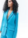 Жакет прямой из костюмной ткани, цвет: бирюзовый Allweneed Жакет прямого кроя. Планка с двумя пуговицами в тон. Классический воротник с лацканами и глубокие карманы с клапаном. Благодаря силуэту жакет отлично смотрится на девушках с разной фигурой. Эта летняя модель, которую мы носим вместе с брюками в тон или с лёгкими платьями и летящими юбками.
Обратите внимание, что вариант в цвете спелого лайма выполнен из ткани с добавлением 30% льна.