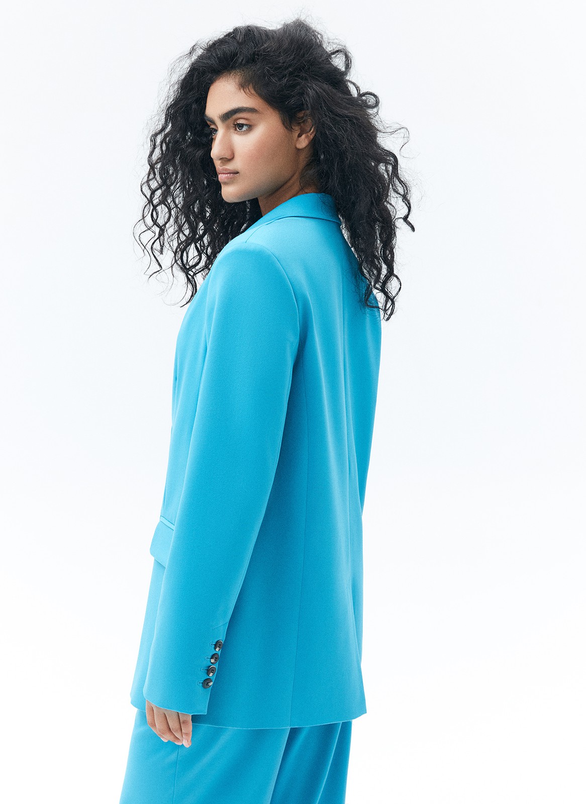 Жакет прямой из костюмной ткани, цвет: бирюзовый Allweneed Жакет прямого кроя. Планка с двумя пуговицами в тон. Классический воротник с лацканами и глубокие карманы с клапаном. Благодаря силуэту жакет отлично смотрится на девушках с разной фигурой. Эта летняя модель, которую мы носим вместе с брюками в тон или с лёгкими платьями и летящими юбками.
Обратите внимание, что вариант в цвете спелого лайма выполнен из ткани с добавлением 30% льна.