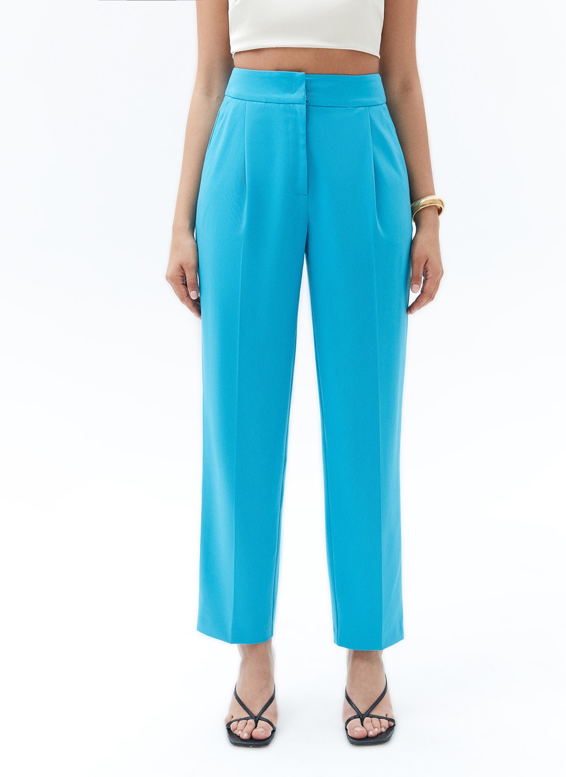 Брюки со средней посадкой, цвет: бирюзовый Allweneed
Прямые брюки на средней посадке. Скрытая застёжка на молнию и крючок. Два боковых кармана. Модель выполнена из приятной к телу костюмной ткани оптимальной для летнего периода плотности. Фасон не устареет и будет смотреться свежо не один сезон.