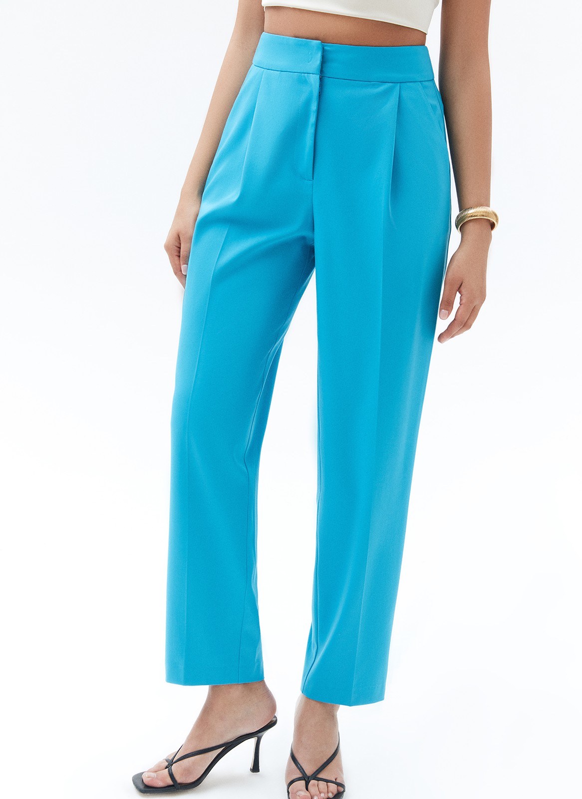 Брюки со средней посадкой, цвет: бирюзовый Allweneed
Прямые брюки на средней посадке. Скрытая застёжка на молнию и крючок. Два боковых кармана. Модель выполнена из приятной к телу костюмной ткани оптимальной для летнего периода плотности. Фасон не устареет и будет смотреться свежо не один сезон.