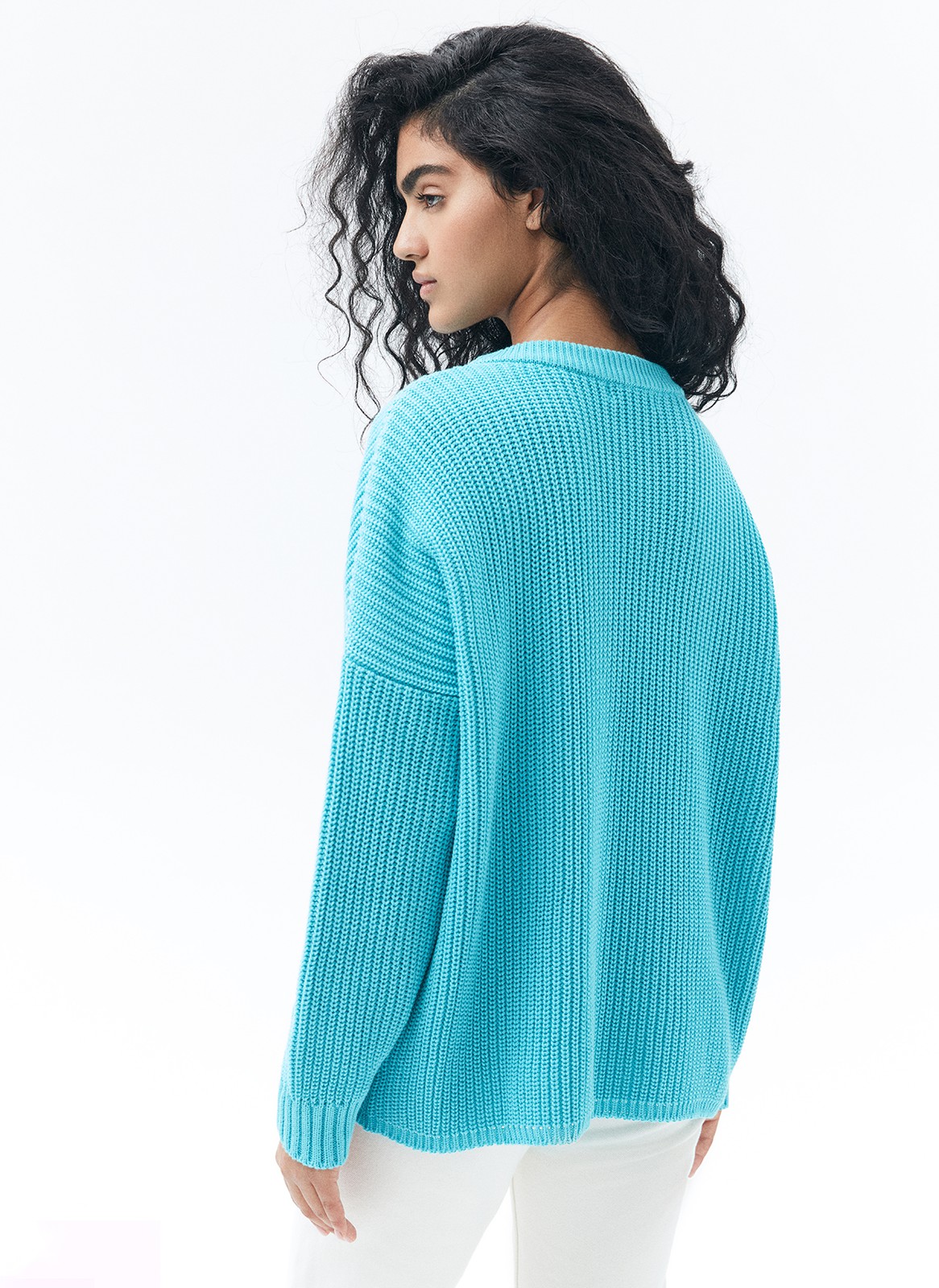 Свитер oversize, цвет: бирюзовый Allweneed Хлопковый свитер крупной вязки. Модель свободного силуэта, с круглой горловиной. Легко вписывается в весенний гардероб. Материал дышит и позволяет поддерживать оптимальный температурный режим. Мы рекомендуем носить его как самостоятельно, так и надеть под него футболку или рубашку. Это одна из наших любимых моделей для прогулок или уютных посиделок с подругой.