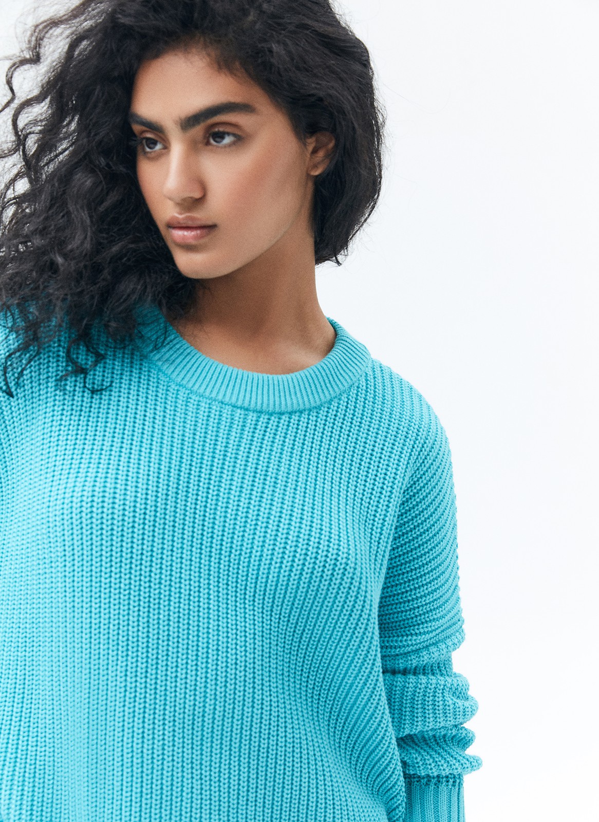 Свитер oversize, цвет: бирюзовый Allweneed Хлопковый свитер крупной вязки. Модель свободного силуэта, с круглой горловиной. Легко вписывается в весенний гардероб. Материал дышит и позволяет поддерживать оптимальный температурный режим. Мы рекомендуем носить его как самостоятельно, так и надеть под него футболку или рубашку. Это одна из наших любимых моделей для прогулок или уютных посиделок с подругой.