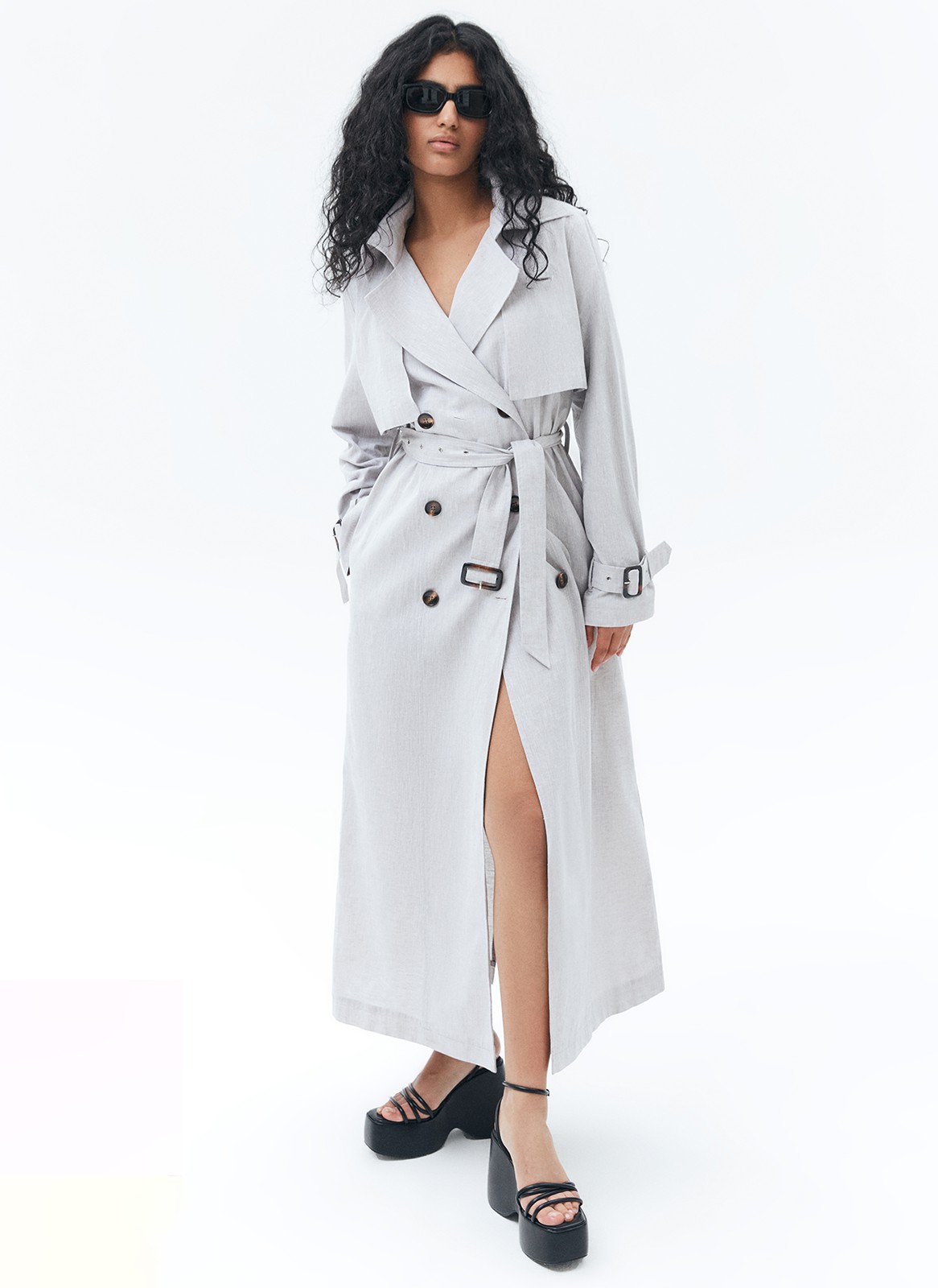 Тренч льняной (trend), цвет: серо-бежевый Allweneed
Тренч изо льна длины миди для тех, кто даже в жаркое время года не может проститься с любимым предметом гардероба. Мы сохранили все классические детали модели: два ряда контрастных пуговиц, отлетную кокетку, широкие манжеты и пояс с пряжкой. Тренч выглядит эффектно благодаря характерной фактуре льна, будет актуальным не один сезон и станет универсальным дополнением как к романтичным образам, так и к образам на каждый день.