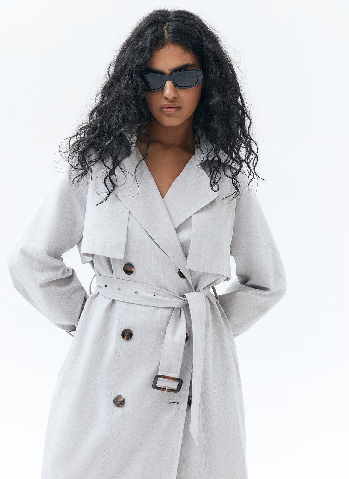 Тренч льняной (trend), цвет: серо-бежевый Allweneed
Тренч изо льна длины миди для тех, кто даже в жаркое время года не может проститься с любимым предметом гардероба. Мы сохранили все классические детали модели: два ряда контрастных пуговиц, отлетную кокетку, широкие манжеты и пояс с пряжкой. Тренч выглядит эффектно благодаря характерной фактуре льна, будет актуальным не один сезон и станет универсальным дополнением как к романтичным образам, так и к образам на каждый день.