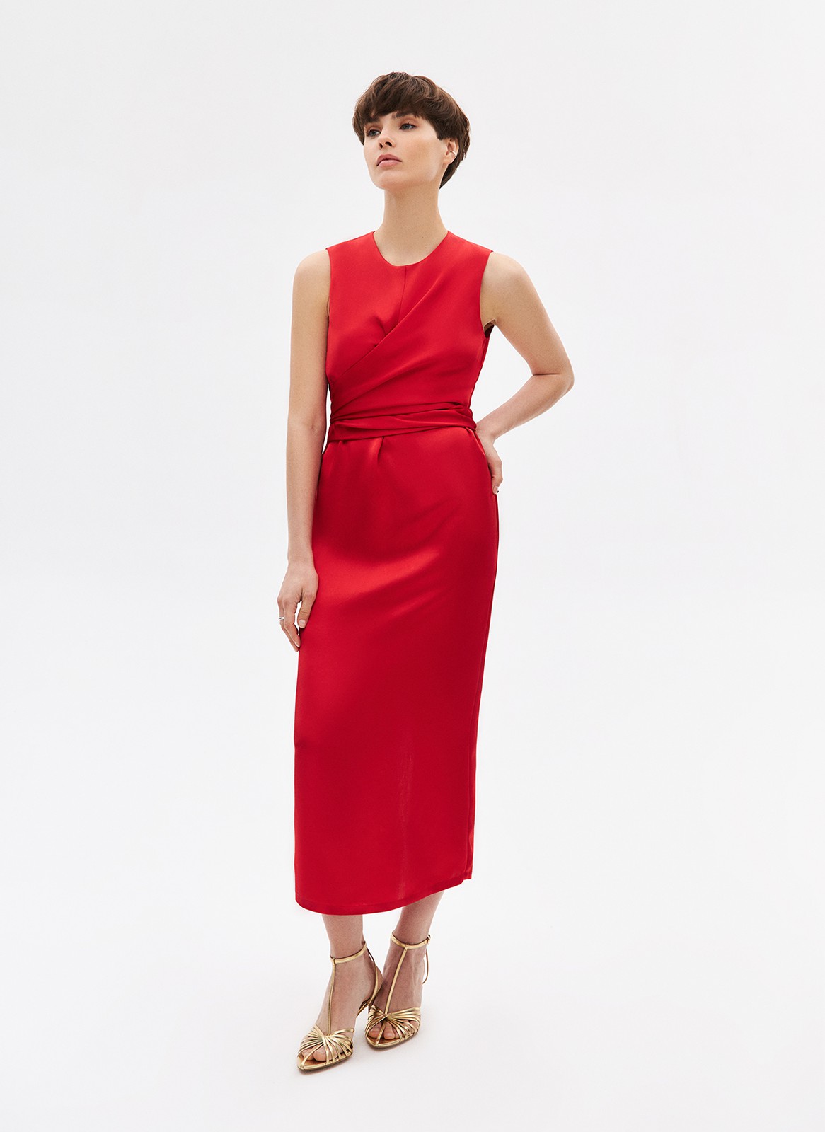 Платье с узлом спереди, цвет: красный Allweneed
Платье с узлом спереди из вискозы. Длина миди, округлый вырез и прямой, слегка облегающий крой. Модель имеет декоративную деталь, которую можно завязывать по желанию. Благодаря вискозе вам будет комфортно в жаркие дни. Идеально, чтобы отправиться на переговоры днём, а вечером на романтичную прогулку.