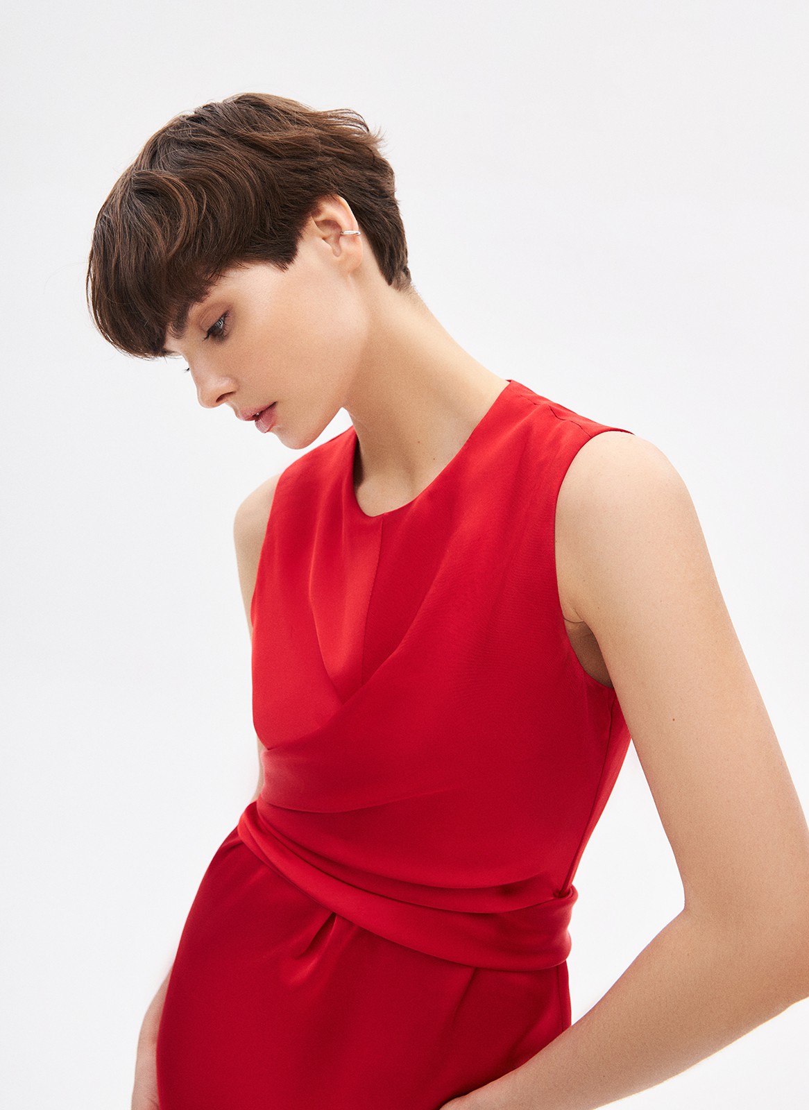 Платье с узлом спереди, цвет: красный Allweneed
Платье с узлом спереди из вискозы. Длина миди, округлый вырез и прямой, слегка облегающий крой. Модель имеет декоративную деталь, которую можно завязывать по желанию. Благодаря вискозе вам будет комфортно в жаркие дни. Идеально, чтобы отправиться на переговоры днём, а вечером на романтичную прогулку.