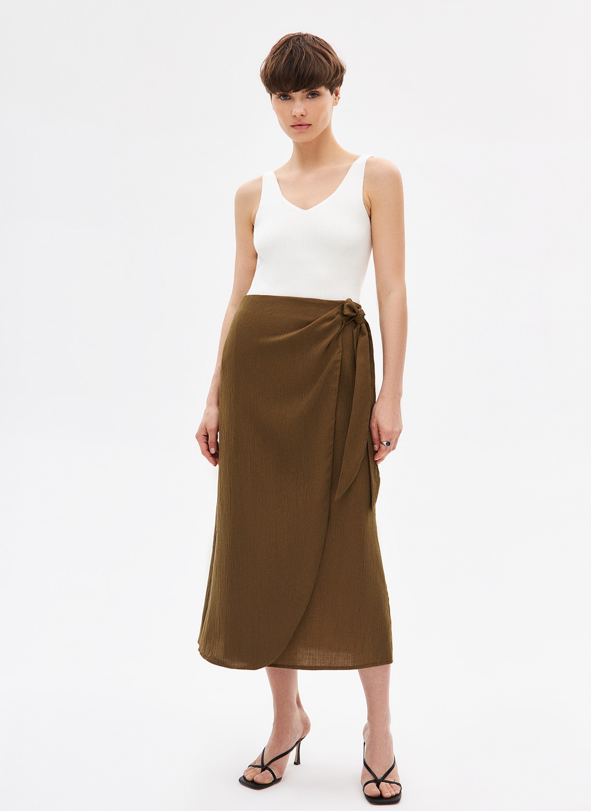 


Юбка с запахом длины миди. Тонкая летняя ткань с сатиновым отблеском состоит на 50% из волокна кукурузы, благодаря которому материал приобретает мягкую, заметную даже при беглом взгляде фактуру. В этом сезоне мы обратились к натуральным тканям, чтобы вы могли почувствовать единение с природой, где бы вы ни находились в городе или на отдыхе. Носите с тонкими лонгсливами, топами или купальниками.