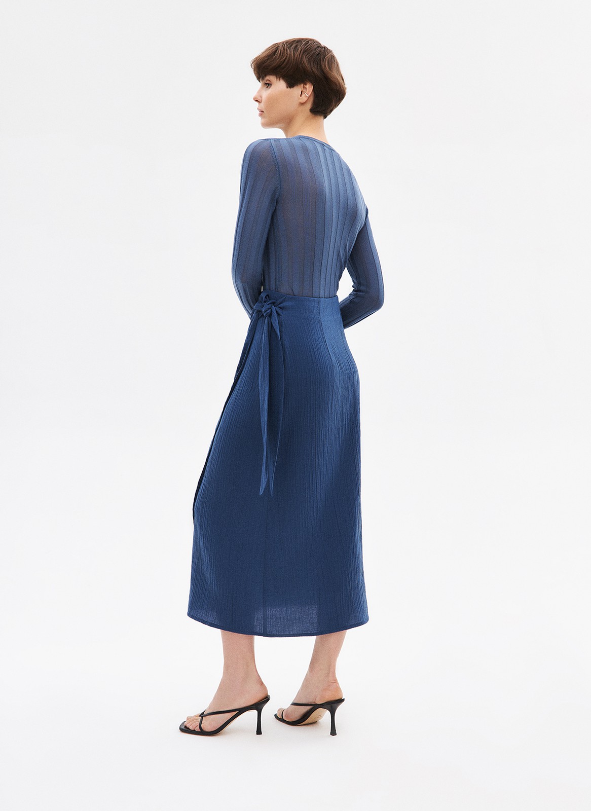 


Юбка с запахом длины миди. Тонкая летняя ткань с сатиновым отблеском состоит на 50% из волокна кукурузы, благодаря которому материал приобретает мягкую, заметную даже при беглом взгляде фактуру. В этом сезоне мы обратились к натуральным тканям, чтобы вы могли почувствовать единение с природой, где бы вы ни находились в городе или на отдыхе. Носите с тонкими лонгсливами, топами или купальниками.