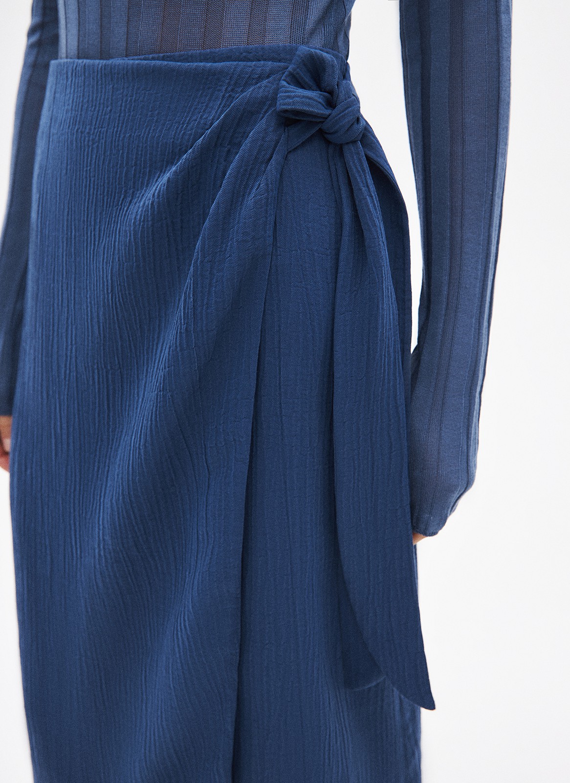 


Юбка с запахом длины миди. Тонкая летняя ткань с сатиновым отблеском состоит на 50% из волокна кукурузы, благодаря которому материал приобретает мягкую, заметную даже при беглом взгляде фактуру. В этом сезоне мы обратились к натуральным тканям, чтобы вы могли почувствовать единение с природой, где бы вы ни находились в городе или на отдыхе. Носите с тонкими лонгсливами, топами или купальниками.