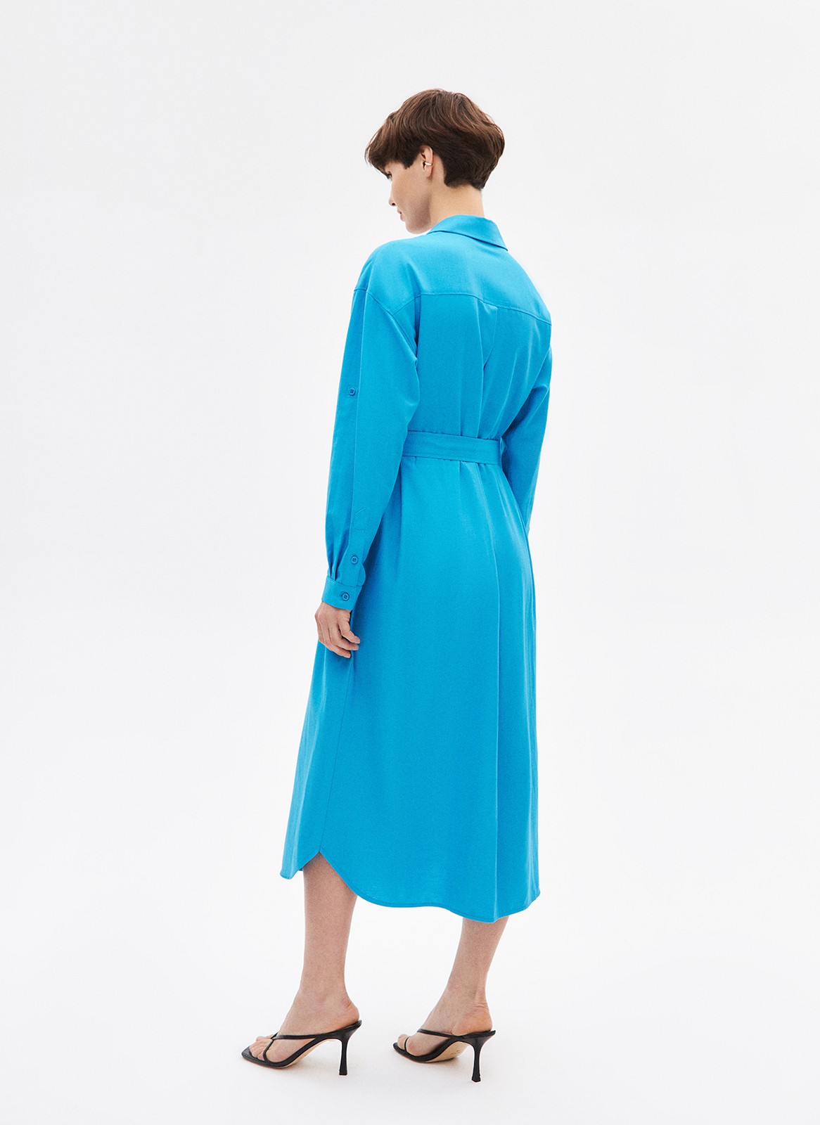 Платье-рубашка миди, цвет: голубой Allweneed
Платье-рубашка из хлопка. Мы любим эту модель за то, что она будет актуальна всегда. Свободный крой, спущенное плечо, манжеты, планка с пуговицами и широкий пояс для акцента на талии. Ткань позволяет коже дышать в жаркое время года. Мы создали модель похожую на те, что носила в фильмах французская актриса Брижит Бардо. Составляйте с ней образы на работу, свидания и прогулки, меняя лаконичные украшения на заметные аксессуары.